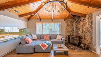 TV, fireplace, table tennis, stereo