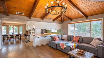 電視、壁爐、乒乓球設施、音響