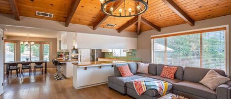 TV, peis, bordtennis og stereoanlegg