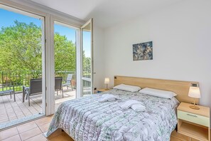 3 bedrooms, iron/ironing board, free WiFi, bed sheets - Porto Letizia Rosa 2, Porlezza, Italy (Porlezza)
