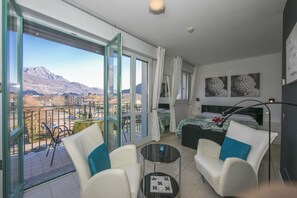 Tabla de planchar con plancha, wifi gratis y ropa de cama 