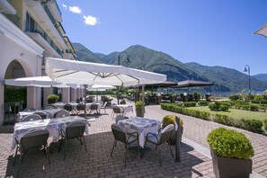 Outdoor dining - Porto Letizia Mimosa 3, Porlezza, Italy (Porlezza)
