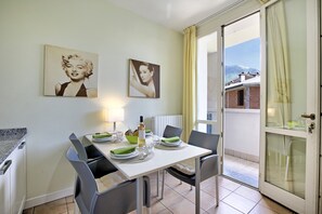 Dining - Porto Letizia Begonia 5, Porlezza, Italy (Porlezza)