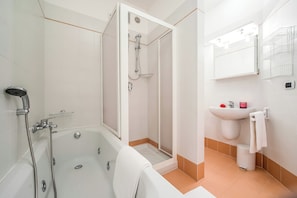 Combined shower/tub, hair dryer, bidet, towels