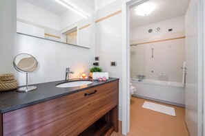 Duschwanne, Haartrockner, Bidet, Handtücher