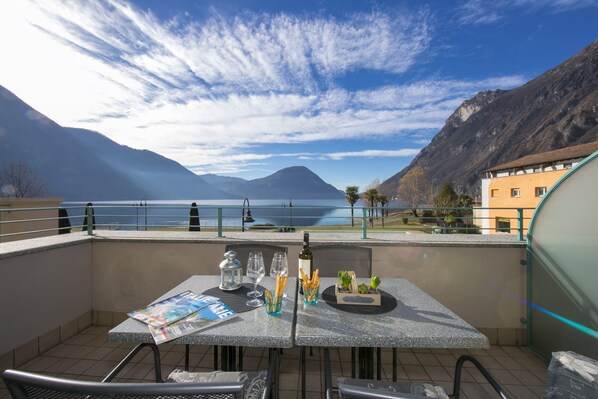 Outdoor dining - Porto Letizia P9, Porlezza, Italy (Porlezza)