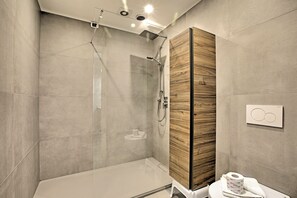 وحدات دش مع أحواض استحمام، مجففات شعر، مناشف