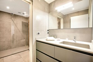 Ensemble douche/baignoire, sĂšche-cheveux, serviettes fournies