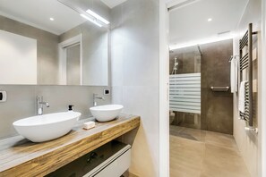 Combined shower/tub, hair dryer, towels - Porto Letizia P6, Porlezza, Italy (Porlezza)