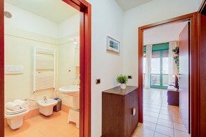 Badewanne, Haartrockner, Bidet, Handtücher