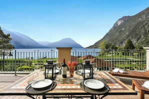 Outdoor dining - Porto Letizia P11, Porlezza, Italy (Porlezza)