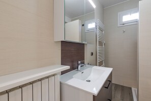 Shower, towels - Porto Letizia Iris 2, Porlezza, Italy (Porlezza)