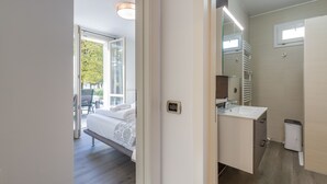 Een moderne badkamer met een wastafel, spiegel en toilet.