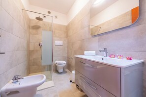 Bruser, hårtørrer, bidet, håndklæder