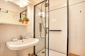 Combined shower/bathtub, hair dryer, bidet, towels - Porto Letizia Begonia 4, Porlezza, Italy (Porlezza)