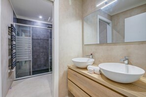 淋浴/盆浴组合、吹风机、毛巾
