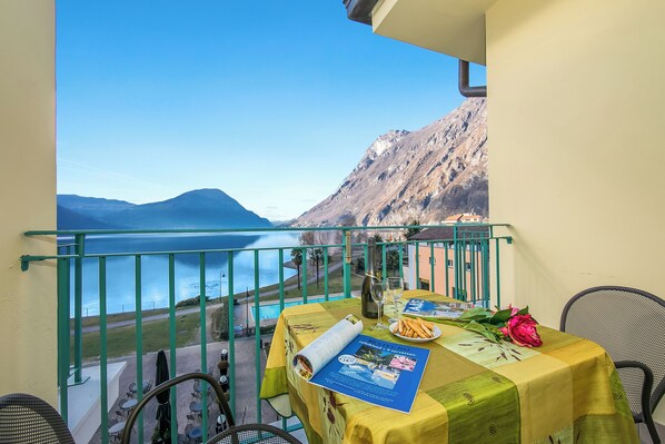 Outdoor dining - Porto Letizia T9, Porlezza, Italy (Porlezza)