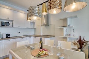 Frigorífico, microondas, placa de cocina y lavavajillas