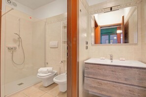 Kombinert dusj/badekar, hårføner, bidé og håndklær