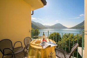 Outdoor dining - Porto Letizia T11, Porlezza, Italy (Porlezza)
