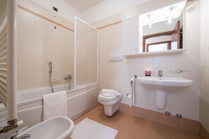 Ensemble douche/baignoire, bidet, serviettes fournies