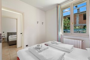 2 bedrooms, iron/ironing board, free WiFi, bed sheets - Porto Letizia Iris 1, Porlezza, Italy (Porlezza)