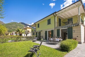 Outdoor dining - Porto Letizia Iris 1, Porlezza, Italy (Porlezza)