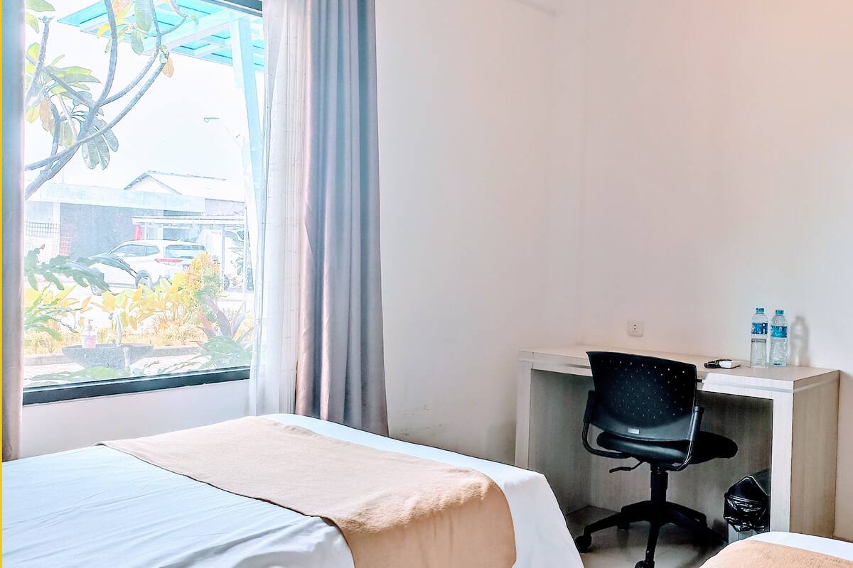 Skrivebord, skrivebord for bærbar PC og blendingsgardiner
