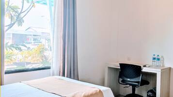 办公桌、笔记本电脑工作区、遮光窗帘、免费 WiFi