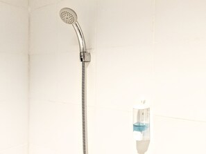 Shower, free toiletries, towels, soap - Yunna Hotel Express Lampung (Bandar Lampung)