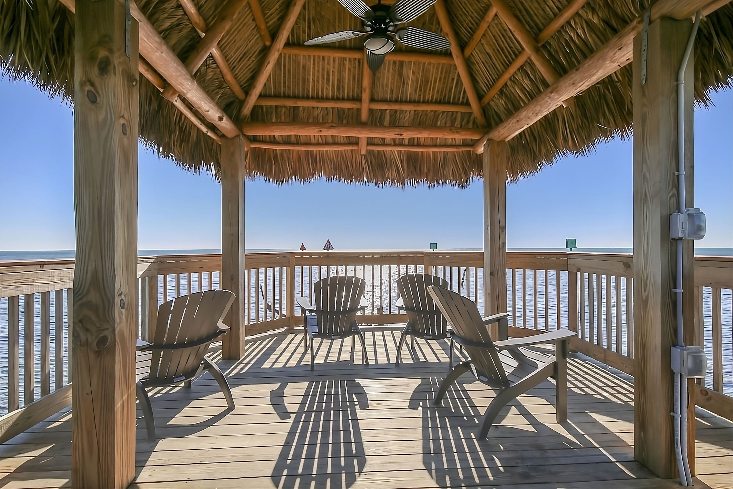 Minutes Away From Sand! 2 Stylish Suites To Relax And Enjoy w/ Beach Access!