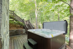 Outdoor spa tub - Lazy Bear Lodge - Minutes to Downtown Blue Ridge! (Blue Ridge)