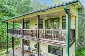 Terrace/patio - Lazy Bear Lodge - Minutes to Downtown Blue Ridge! (Blue Ridge)