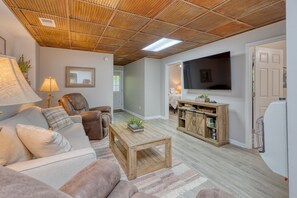 Smart TV y chimenea 