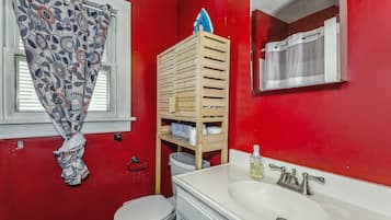 Shower, towels, shampoo, toilet paper