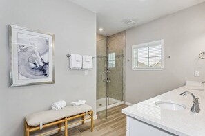 Combined shower/bathtub, hair dryer, towels, shampoo - Spacious 4+BR Villa |Private Beach Club w/Perdido Key's Only Beach Tiki Bar |Pools |Spa|18-Hole Golf (Pensacola)