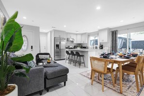 Interior - 5BR 4.5BA! SLEEPS 18! GAMES! LITTLE SAIGON! CLOSE TO DISNEY & OC BEACHES (Midway City)