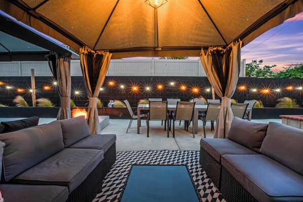 Outdoor dining - 5BR 4.5BA! SLEEPS 18! GAMES! LITTLE SAIGON! CLOSE TO DISNEY & OC BEACHES (Midway City)