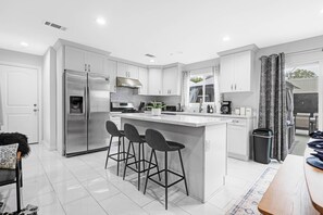 Kjøleskap, mikrobølgeovn, ovn og kokeplater