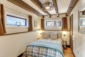 3 habitaciones, escritorio y tabla de planchar con plancha 