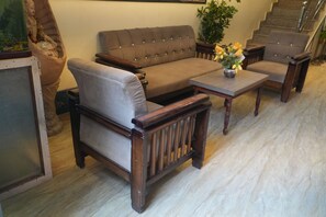 Lobby sitting area - Bluebells Varanasi (Varanasi)