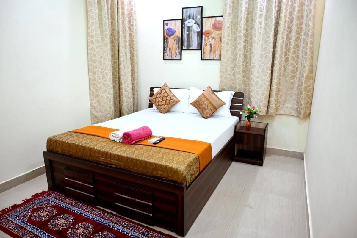 Comfort Apartment | Premium bedding, pillowtop beds, individually decorated