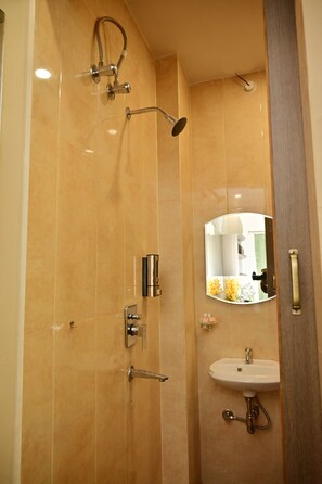 Deluxe Room | Bathroom - Bluebells Varanasi (Varanasi)