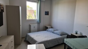 Iron/ironing board, Internet, bed sheets