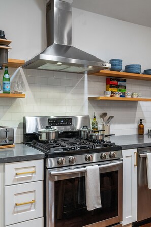 Réfrigérateur, four à micro-ondes, un four, surface de cuisson