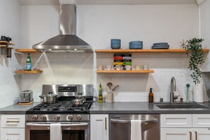 Een koelkast, een magnetron, een oven, een kookplaat