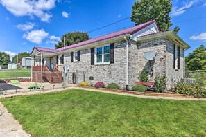 Exterior - Family-Friendly Sanctuary: BBQ, Patio & Yard (Oak Hill)