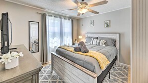 A bedroom with a bed, a desk, a ceiling fan, and a window with curtains. - Family-Friendly Sanctuary: BBQ, Patio & Yard (Oak Hill)