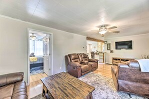 TV, video games - Family-Friendly Sanctuary: BBQ, Patio & Yard (Oak Hill)