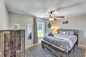 3 bedrooms, desk, iron/ironing board, travel cot - Family-Friendly Sanctuary: BBQ, Patio & Yard (Oak Hill)